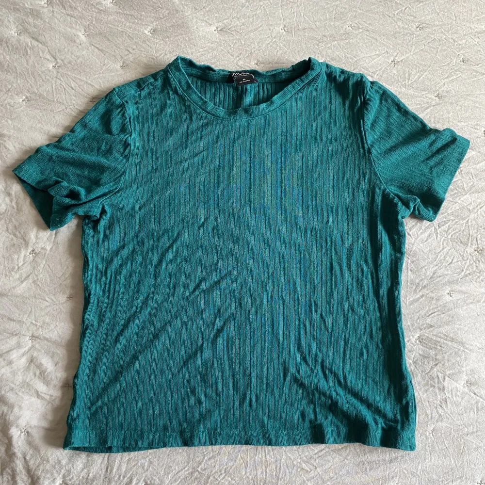 Grön t-shirt från monki. Använt den typ 2-3 gånger. Tvättar innan jag postar❤️. T-shirts.