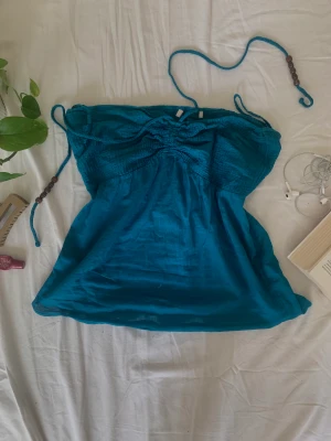 Turkost linne - Turkost linne som knyts bakom halsen. Bra skick!