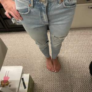Säljer dessa jeans från Zara då de blivit för små, supersnygga och aldrig använda. Köparen står för frakt 💗