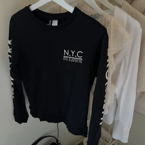 Svart tröja från h&m - Jättefin svart långärmad tröja från h&m i strl XS