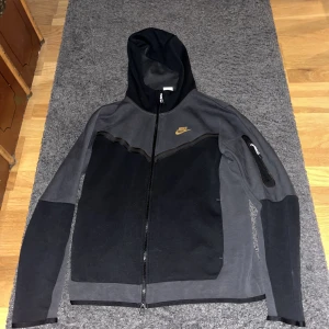 Nike tech - Säljer min fina Nike tech som är som nyskick. Nypris 1200kr mitt pris 400kr