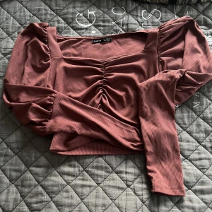 Topp med ”puffiga” armar  - Topp i mörkrostat färg , ny skick 🩷