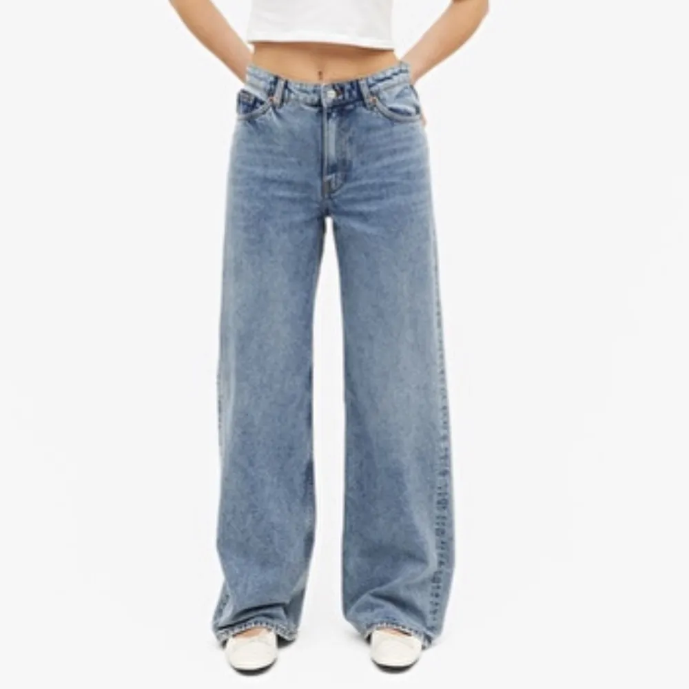 Beige jeans ifrån monki i modellen yoko, samma modell som första bilden men färgen är som andra. Storlek 36 💛. Jeans & Byxor.