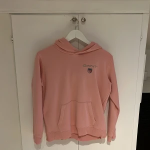 GANT hoodie - En hoodie från märket Gant, storlek 158/164. Med en ficka fram på magen. Använd cirka 10 gånger. Nypris: 500kr