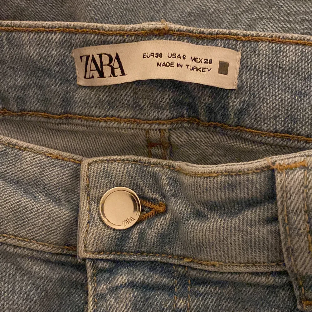 Säljer dessa ljus blåa jeans från zara som är helt slutsålda, har bara använt jeansen två gånger och dom är i ny skick,säljer jeansen för att jag inte har någon användning för dom, nypris 399. Jeans & Byxor.