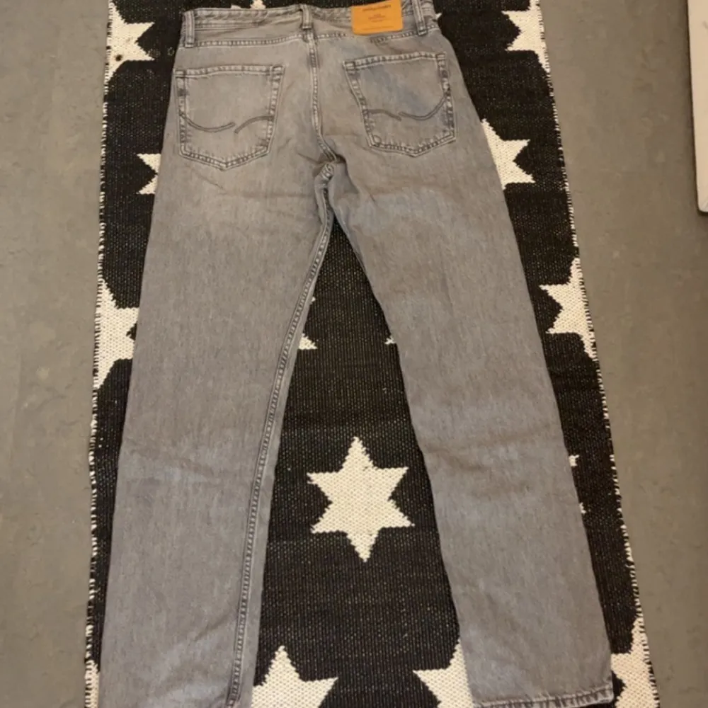 Ett par fina Jack n Jones jeans i utmärkt skick. Loose/chris storlek 29/32. Riktigt bekväma och passar till allt. Köpa för 599, mitt pris 229.. Jeans & Byxor.