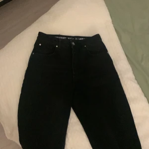 Jeans - Svarta oanvända jeans 