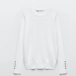 Stickad tröja zara  - Säljer dena tröjan i från zara den är knappt andvänd och den i super bra skick. Pris går att diskutera, skriv för fler bilder💕🫶🏽