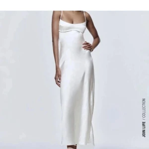 Helt ny klänning från zara - Så fin helt ny klänning från zara, aldrig använd endast testad. Storlek M.