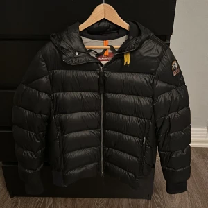 Parajumper Jacka - Säljer min parajumper vinterjacka i storlek M som är i inprincip nyskick, det enda är en fläck på insidan( se bild 3 ) nypris 6700kr. tveka inte på att höra av er för mer bilder o info🔥