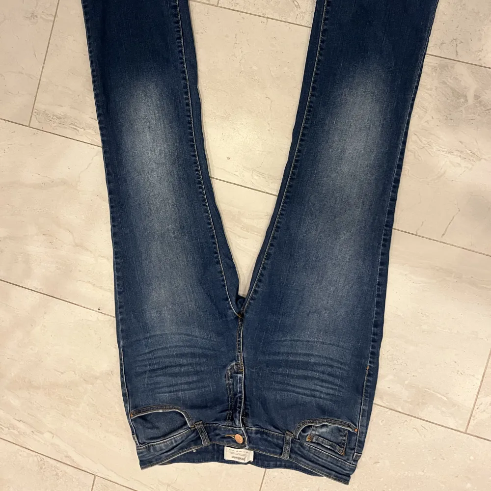 Snygga lågmidjade jeans är inte i min strl så får ingen användning av dem tyvärr.. Jeans & Byxor.