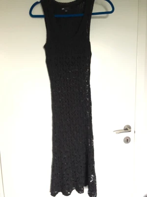 Lång stickad klänning stl 38/4 - Lång superfin stickad klänning,   stickad i stort mönster så det krävs något under. Ärmlös.  
