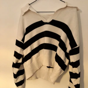 Stickat tröja - Randig stickad tröja , står ej storlek men passar xs-m