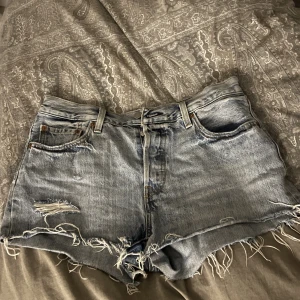 Levis 501 jeans shorts  - Skit snygga 501 jeans shorts. Knappt använda