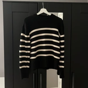 Stickad tröja - Randig stickad tröja från Gina Tricot. Är i storlek XS men sitter som S. Har inga skador och är i bra skick.