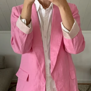 Linnebalzer  - Snygg blazer i linne från Zara med en något oversize passform🩷