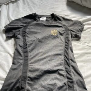 Maya delorez tshirt  - säljer min maya delorez tshirt. använd fåtal gånger och den är i fint skick😊den är storlek M men jag tycker den sitter som S. original pris 400.