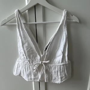 Vit topp - Topp från bikbok. Den är croppad och inte genomskinlig så man kan ha den utan bh. Bra skick!