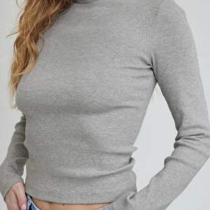 Superfin grå Långärmad tröja från bikbok i xs💕 jättebra skick, använd typ 3 gånger💕 skriv för mer bilder💗