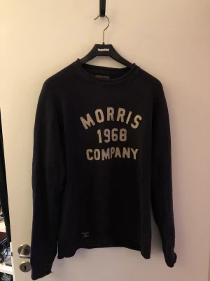 Morris - Mörkblå stickad morriströja, storlek M.
