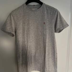 Ljusgrå Les Deux T-shirt i storlek S. Fint skick. Tillgänglig i dm för frågor.