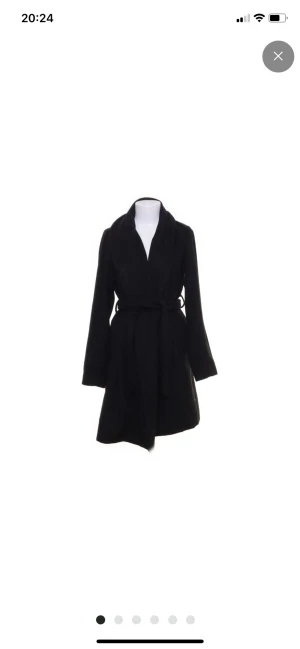 Lång kappa Cubus  - Kappa nyköpt här på plick men satt inte bra på mig därav säljer jag den den var välanvänd men det tror jag man kan fixa