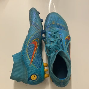 Fotbollsskor (Merceruial Superfly elite) - Dem är väldigt sköna är i storlek 41. Har tyvärr inte snöret till ena skorn.