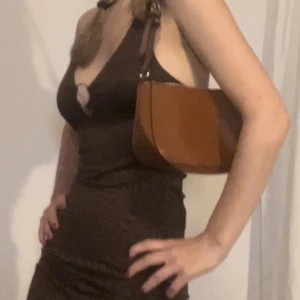 Brun klänning  - Brun festklänning som knappt är använd. 