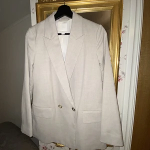 Kavaj från HM - Over sized kavaj från HM.Pris diskuterbart👍