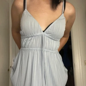 Plisserad linne - Plisserad linne från Zara i storlek S. Babyblå färg. Aldrig använd.