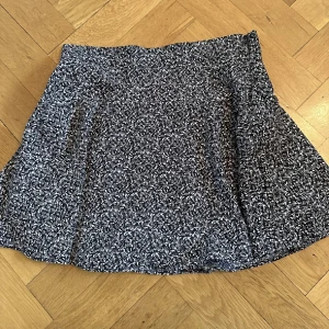 Kjol - Så söt kjol från zara med inbyggda Snygg kort kjol från zara med inbyggda shorts vilket är så najs. Den har en dragkedja på sidan också. Skriv privat om du vill ha bild på eller så. Den är i nyskick och storlek m men passar även S