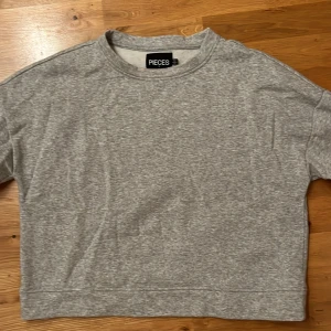 Grå tröja - Grå Sweatshirt från Pieces, säljer den då den ej kom till användning 