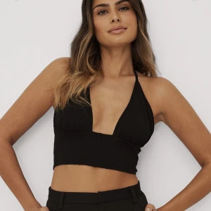 NA-KD Halternecktopp - Oanvänd med prislappen kvar.  Superfin med korsettdetaljer.  Storlek S