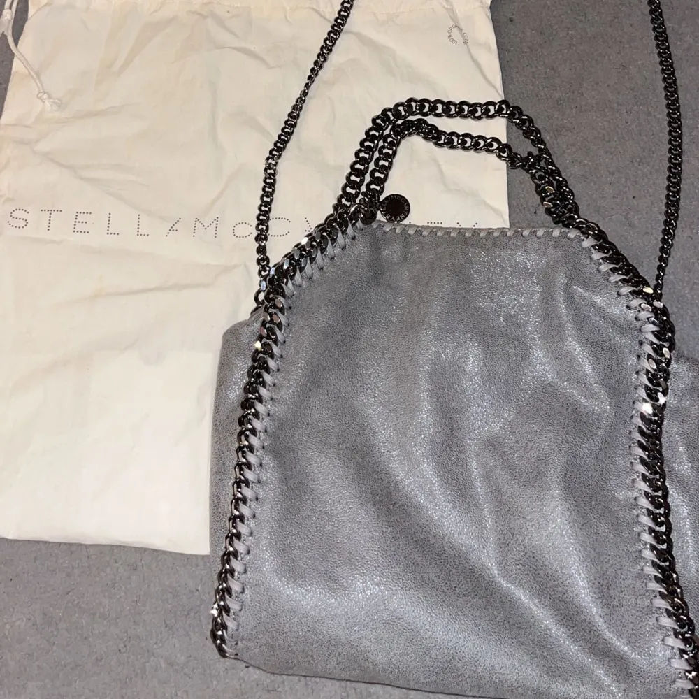 Hej! Säljer en äkta Stella McCartney Falabella mini tote bag i jättefint skick. (Nypris 10180kr) Dustbag och kvitto medföljer. Kan fraktas eller hämtas i Stockholm, Tyresö. Bara att skriva om du har frågor🥰. Väskor.