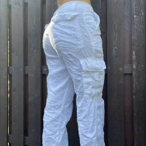 LInnebyxor cargo - Linnebyxor i cargostyle. Ungefär storlek 38, jag är nånstans mellan 36-38 beroende på märke. Kan has low waist och mid waist. Köpta secondhand. Får ej användning av dem då jag inte har en steamer eller strykjärn. 
