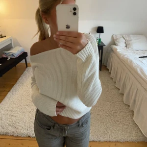 Stickad tröja  - Säljer denna fina stickade då den inte kommer till användning, använd ett fåtal gånger 