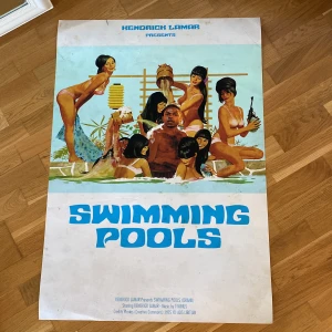 Poster Swimming Pools  - En jävligt snygg, unik och stor poster som är svår att få tag på. Nypris 799kr. Pris kan förhandlas vi snabb affär. Mått 70x100. Leveranstid 1-2 dagar.