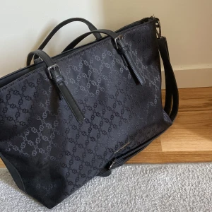 Puccini väska  - En stor rymlig svart väska av märket Puccini och köpt på Åhléns. Lite sliten där av priset, men fortfarande väldigt funktionell och praktisk. Nytt pris 549kr 