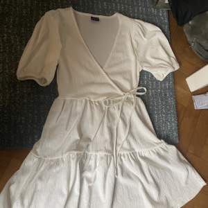 Säljer denna jätte söta klänning från Gina. Den har aldrig använd bara prövat. Ny pris: 399kr !!TRYCK INTE PÅ KÖP NU!!❤️