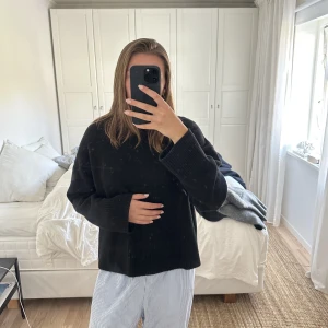 Stickad tröja - Svart stickad tröja från & other stories. Strl L 🖤