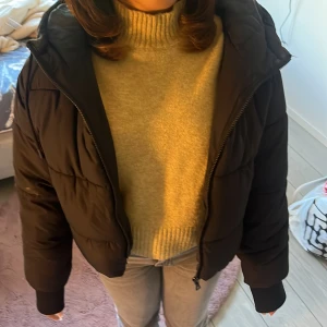 Jacka från monkl - Säljer denna super snygga svarta cropped jackan från monkl. Jackan är i bra skick med några små defekter. Jackan köptes för 599 kr, nypris 299 kr.