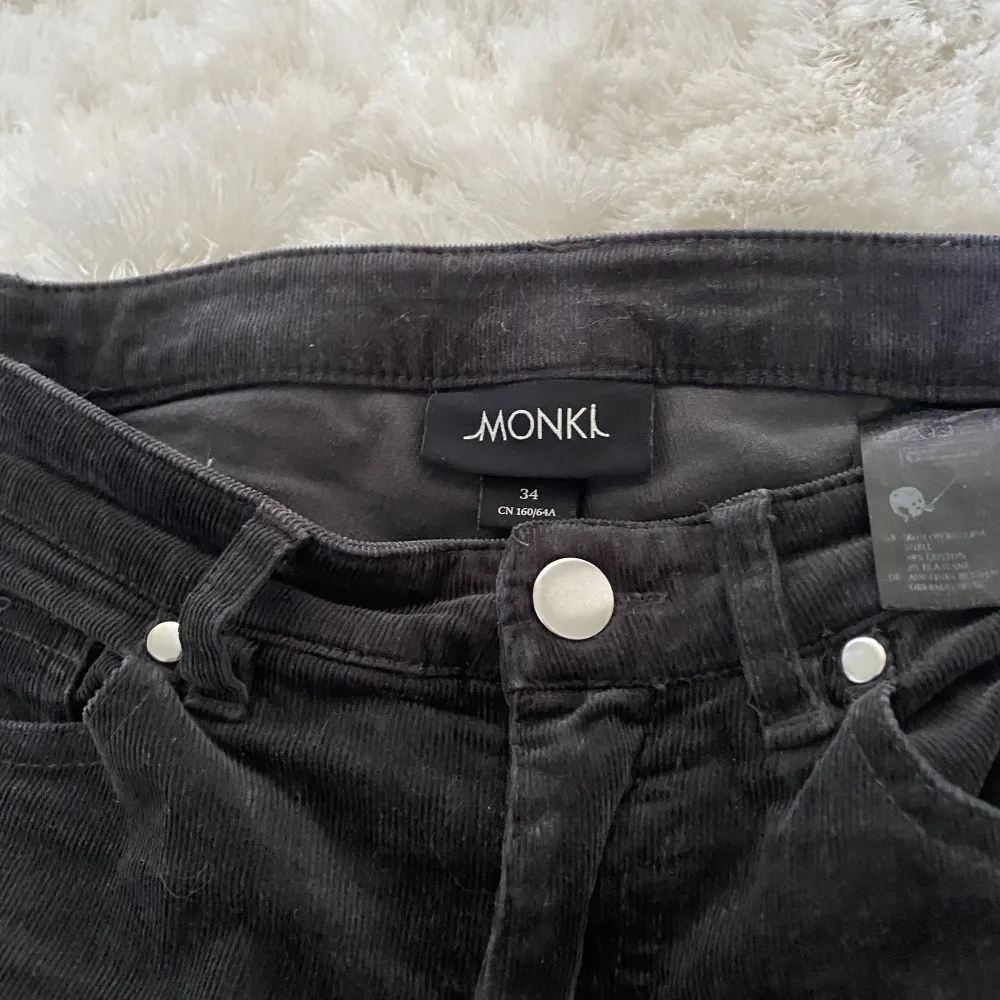 Säljer dessa Svarta/ mörkgråa manchesterbyxor i strl 34 eftersom de är för små för mig! . Jeans & Byxor.