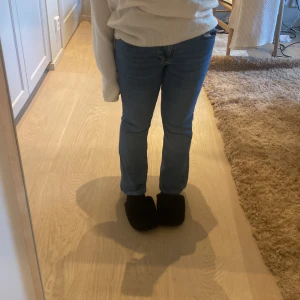Blåa low waist jeans - För fina jeans ifrån GinaTricot, säljer dom pågrund av att det sitter för tajt och att d är for korta.💘😩Säljer för 360kr, original pris 500kr. Jätte fina o så värt att köpa!💘🙏