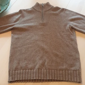Stickad halfzip hoodie - Tja, säljer min stickade dressman tröjan gör att den bara inte kommer till användning. 50% ull och 50% bomull och är därför perfekt till vintehalvåret. Sick 10/10. Nypris 499. Priset går att diskuteras💪