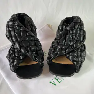 Bottega Venetta Board inspirerad högklackad sko i svart skinn. Högsta kvalité i storlek 39. Förvaringspåse medföljer. 