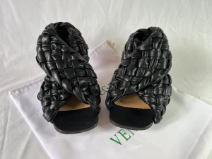 Board högklackad skinn mule  - Bottega Venetta Board inspirerad högklackad sko i svart skinn. Högsta kvalité i storlek 39. Förvaringspåse medföljer. 