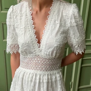 Studentklänning - Säljer min studentklänning helt i nyskick. Använd en gång. 🎀 Klänningen sålde slut under en timme när den släpptes. 