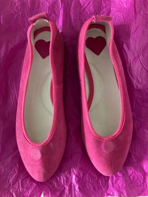 Rosa ballerina skor, Margaretki Väldigt små i storleken, det här är strl 40 som motsvarar 38! Med ett par magnet tillbehör som man kan pynta till dom eller bära precis som dom är. Aldrig använda! (Nytt pris 1100:-)