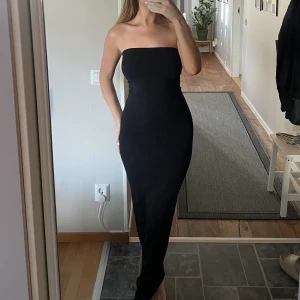 Bandeau klänning - Super snygg svart tight bandeau klänning storlek S, använd 1 gång! Köparen står för frakten🥰