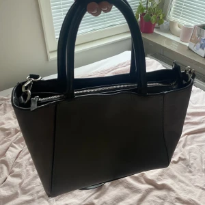 Handväska  - En handväska ifrån zara. Sparsamt använd och i bra skick. Vid frågor om tex stolek så är det bara att skriva🤍